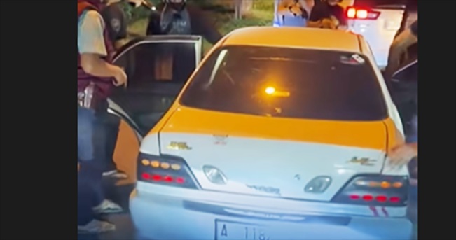 Dua tersangka di dalam mobil disergap Tim Kepolisian yang memaksa mereka segera turun.Polisi temukan dua koper berisi 20 Kg sabu dan 2.000 butir ekstasi/Foto: tangkap layar 